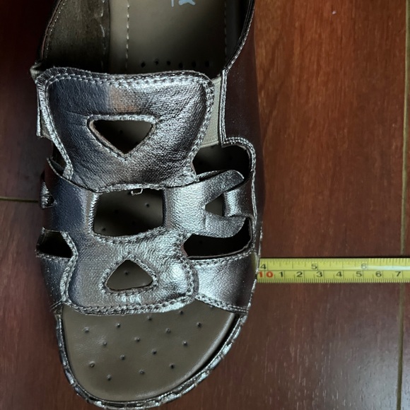 Metallic Sandals Size 9 - Picture 6 of 7